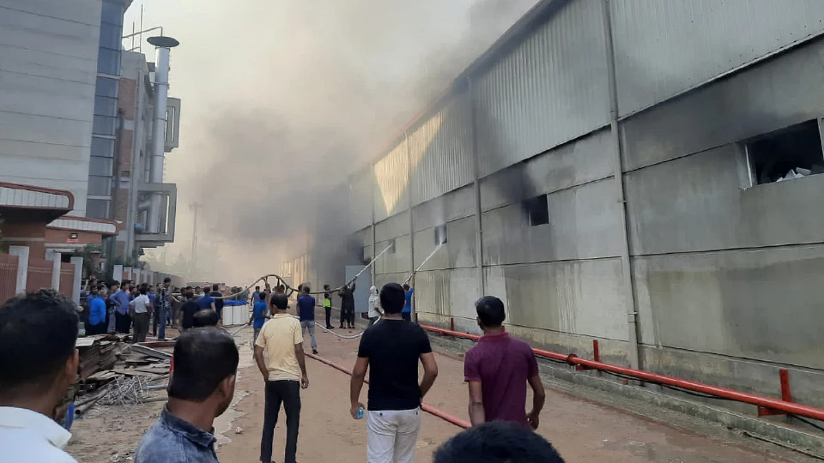 আজ শুক্রবার সকালে আগুন লাগে মোশারফ কম্পোজিট মিলস লিমিটেডে।