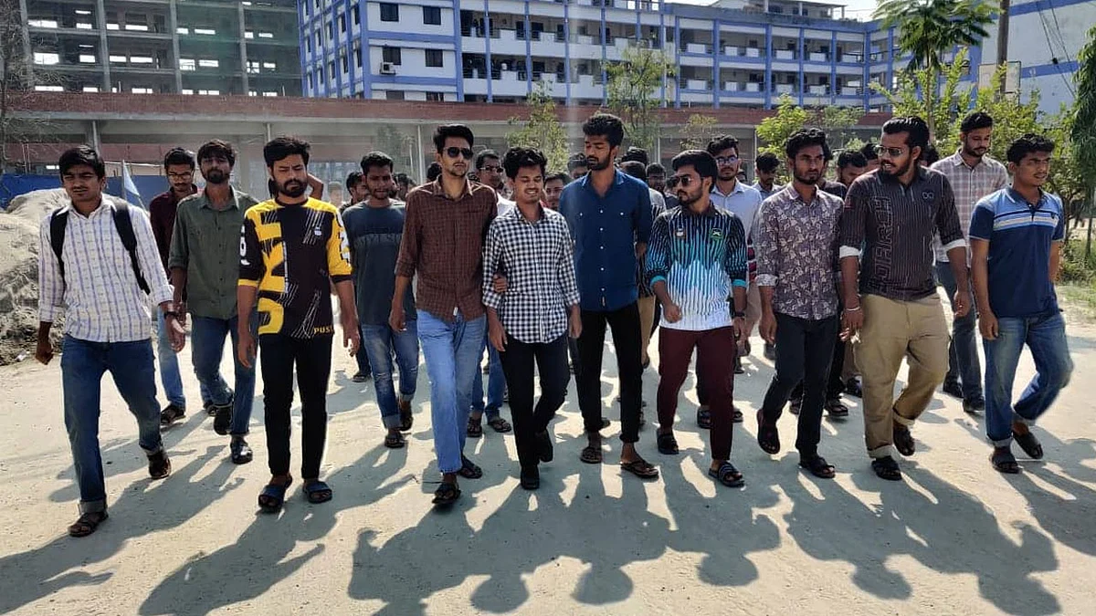 পাবনা বিজ্ঞান ও প্রযুক্তি বিশ্ববিদ্যালয়ে বিক্ষোভ মিছিল করেছেন পদবঞ্চিত নেতাকর্মীরা।