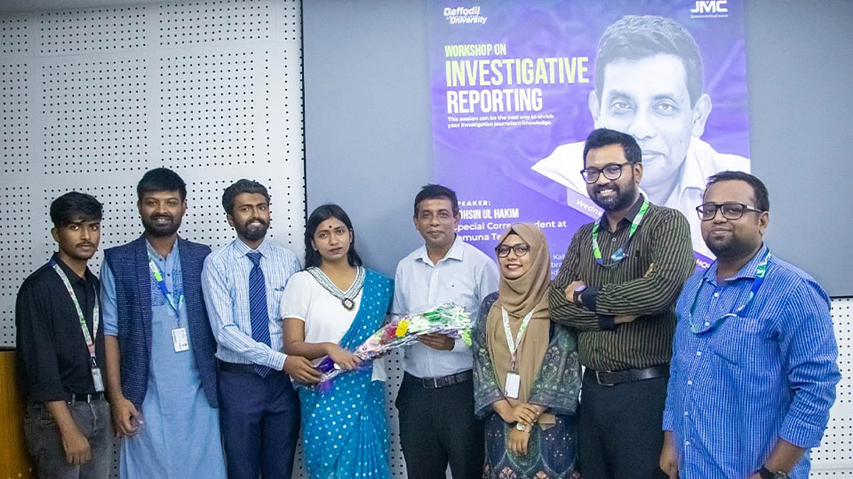 কর্মশালায় সাংবাদিকতা বিভাগের শিক্ষার্থীরা ফুল দিয়ে শুভেচ্ছা জানান মোহসীন-উল হাকিমকে।