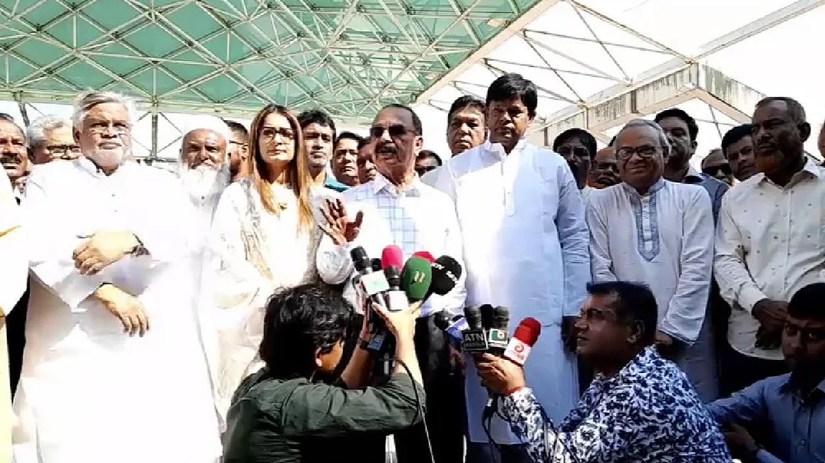 বিএনপির প্রতিষ্ঠাতা জিয়াউর রহমানের সমাধিতে শ্রদ্ধা জানানো শেষে সাংবাদিকদের সঙ্গে কথা বলেন গয়েশ্বর চন্দ্র রায়।