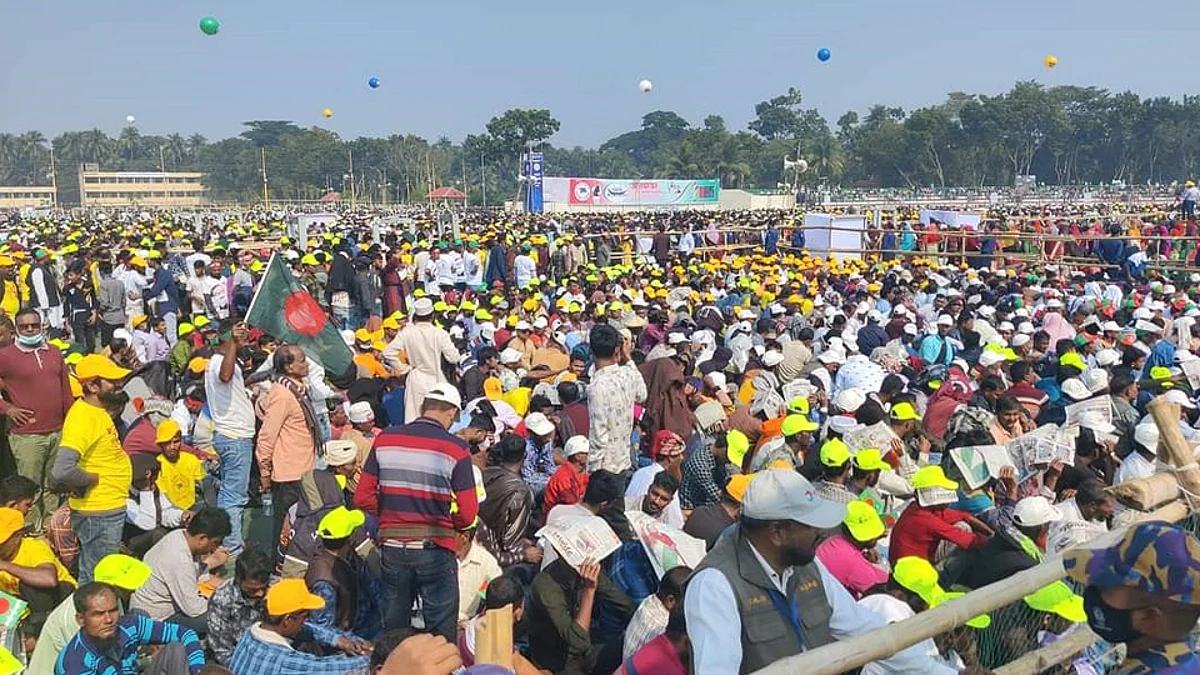 কানায় কানায় ভরে গেছে যশোরের শামস-উল হুদা স্টেডিয়াম।