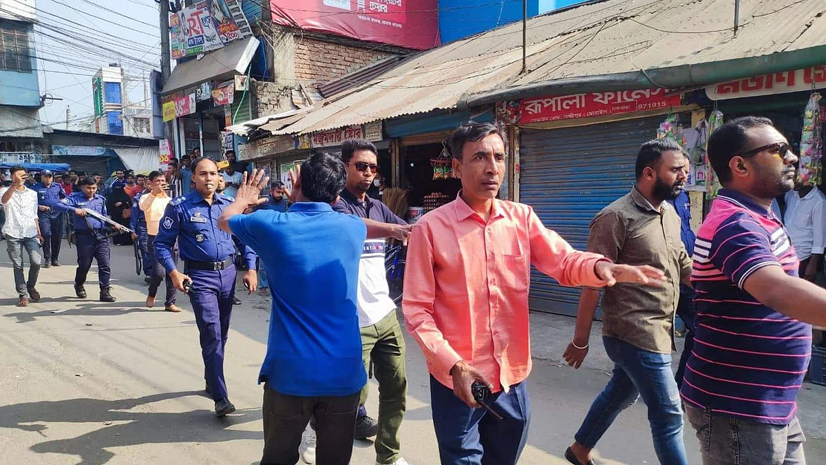 লক্ষ্মীপুরে পুলিশের বাধায় ছাত্রদলের মিছিল ছত্রভঙ্গ
