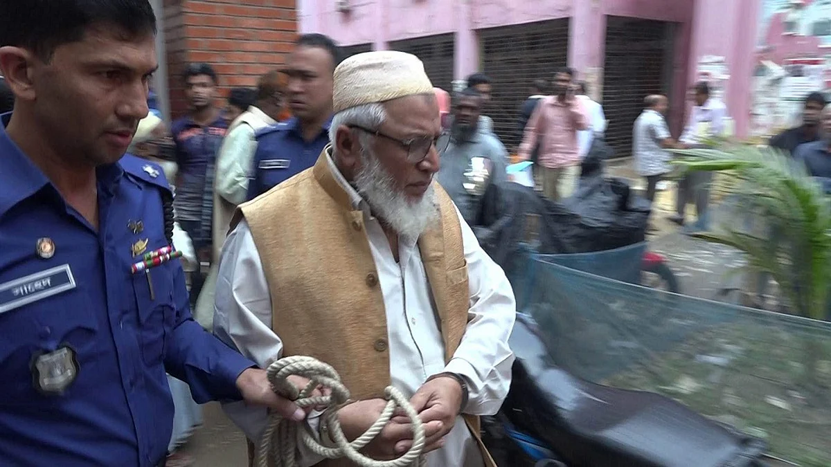 লক্ষ্মীপুরের কারাগার চত্বরে জামায়াত নেতা।