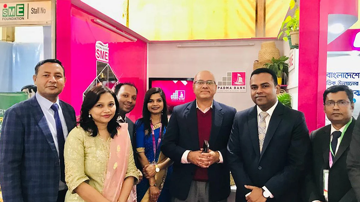 এসএমই পণ্য মেলায় পদ্মা ব্যাংকের স্টল উদ্বোধনে ব্যাংকের সদস্যরা।