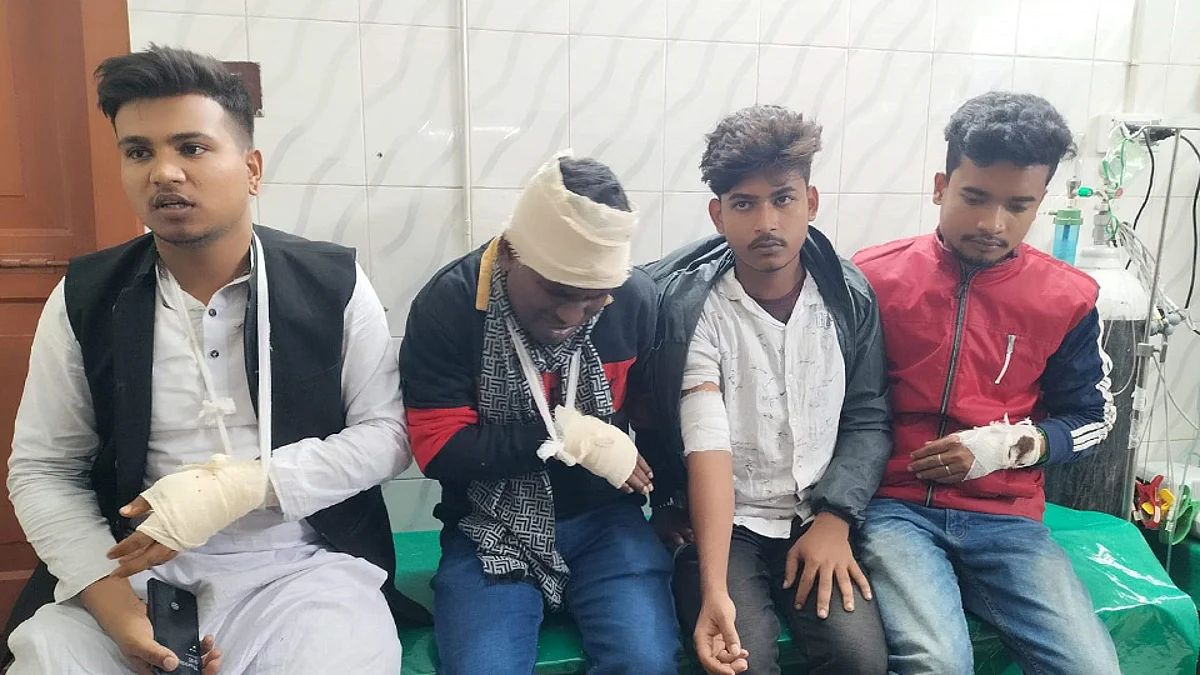 আহত চারজনকে ভর্তি করা হয় উপজেলা স্বাস্থ্য কমপ্লেক্সে।