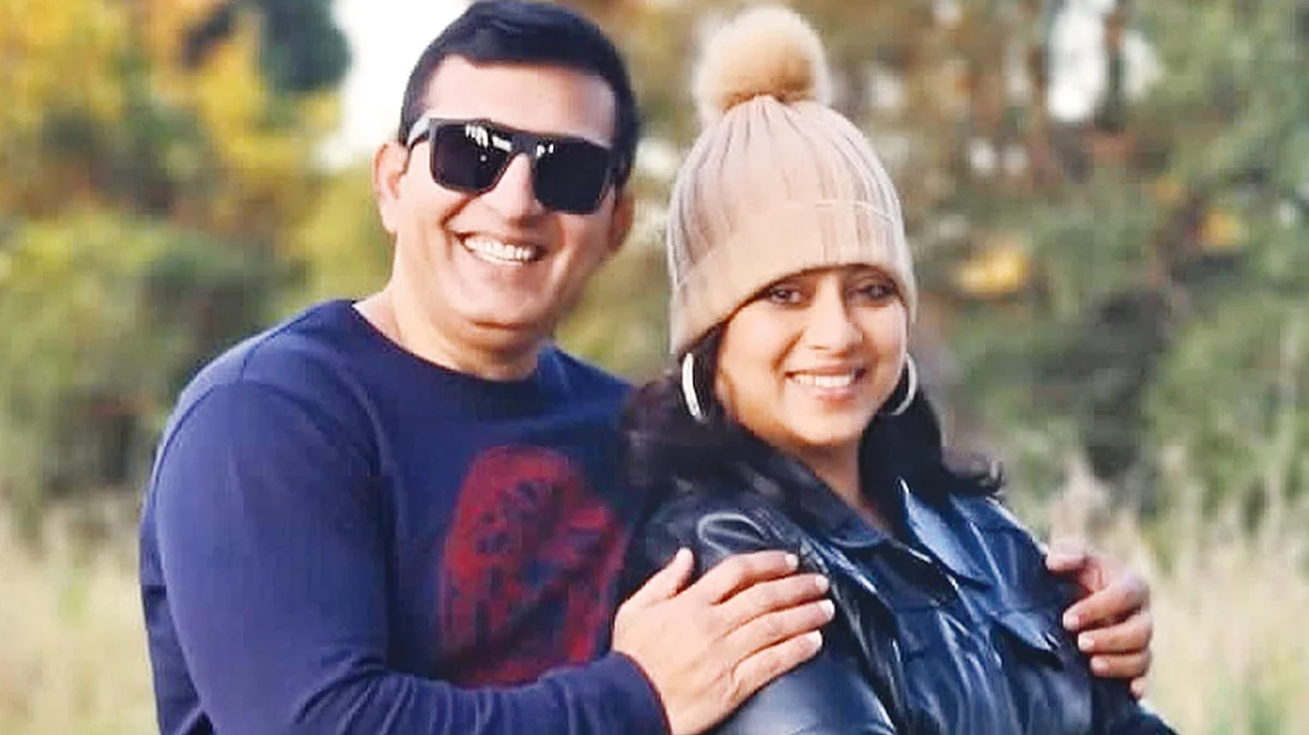 ‘জাস্ট ফ্রেন্ড’র সঙ্গে চিত্রনায়িকা শাবনূর।