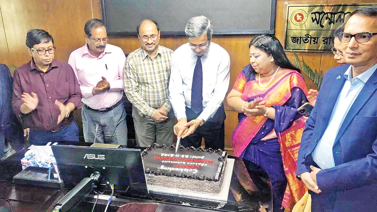 ই-রিটার্ন দাখিল ১ লাখের মাইলফলক অর্জন করায় কেক কেটে তা উদযাপন করছেন আবু হেনা মো. রহমাতুল মুনিম