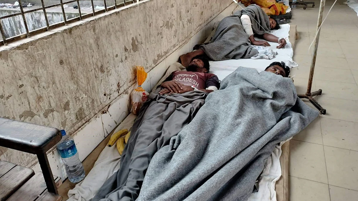 হাসপাতালে চিকিৎসাধীন গুলিবিদ্ধ জেলেরা।