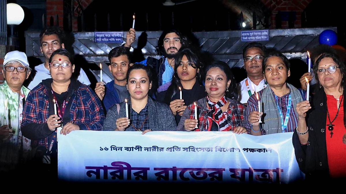 নারীর রাতের যাত্রা’য় অংশগ্রহণকারী নারী অধিকার কর্মীরা।