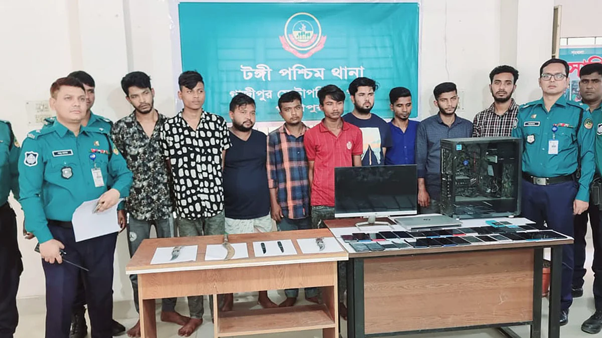 টঙ্গীতে ডাকাতির প্রস্তুতি এবং চোরাই মালামাল ক্রয়ের অভিযোগে গ্রেপ্তারকৃত ৯ আসামি।