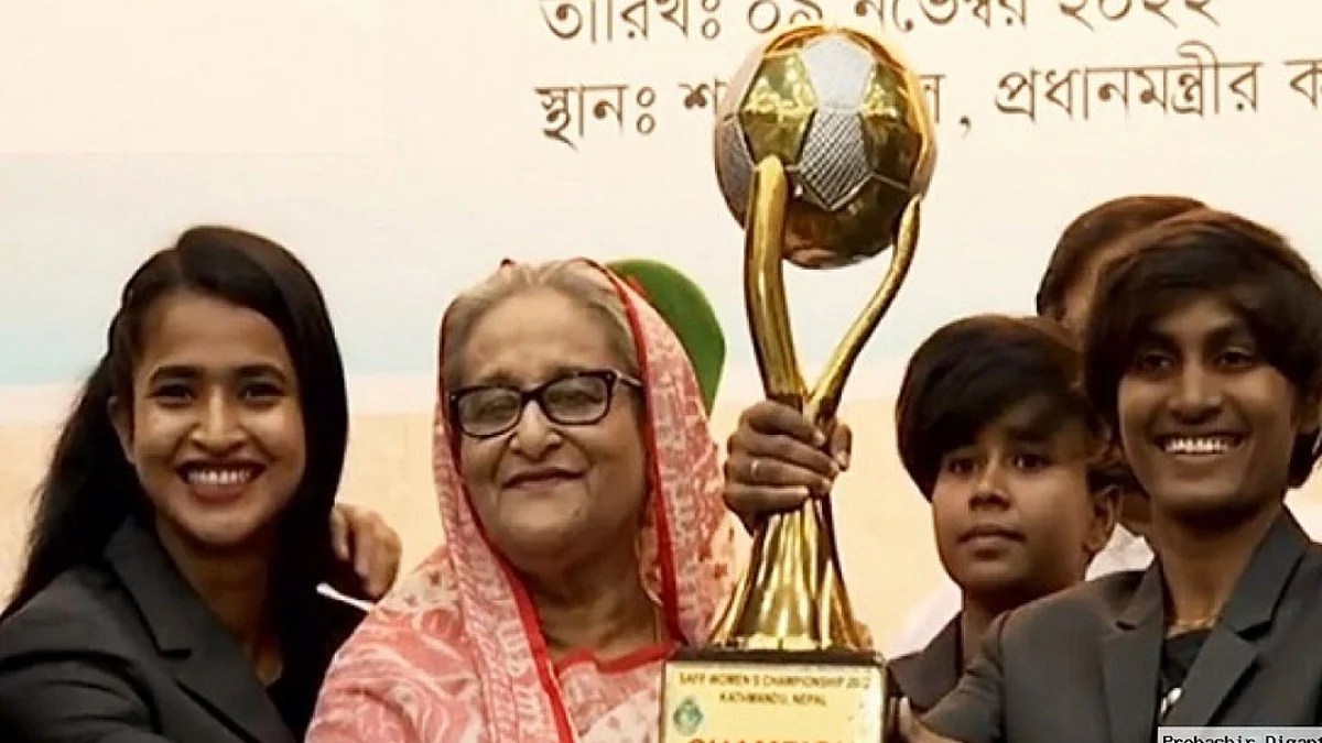 প্রধানমন্ত্রী শেখ হাসিনার হাতে সাফ চ্যাম্পিয়নশিপের ট্রফি তুলে দেন অধিনায়ক সাবিনা খাতুন।