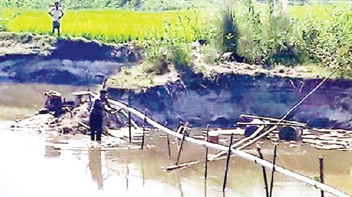 রংপুরের গঙ্গাচড়ায় ঘাঘট নদী থেকে উত্তোলন করা হচ্ছে বালু।