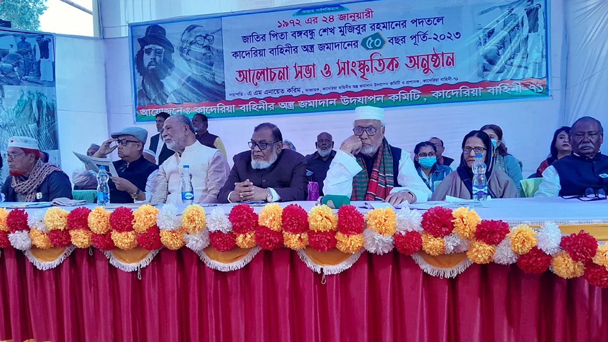 মঙ্গলবার টাঙ্গাইল কেন্দ্রীয় শহীদ মিনারে আয়োজিত অনুষ্ঠানে মুক্তিযুদ্ধমন্ত্রী আ ক ম মোজাম্মেল হকসহ অতিথিরা।