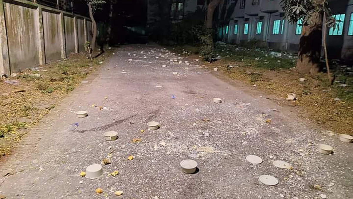 রাস্তায় নষ্ট খাবার ফেলে দিয়ে ক্ষোভ প্রকাশ করেছেন ঢাবির বিজয় একাত্তর হলের শিক্ষার্থীরা।