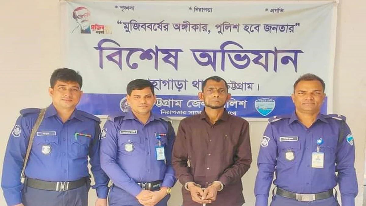 পুলিশের হাতে আটক ইয়াবা কারবারি।