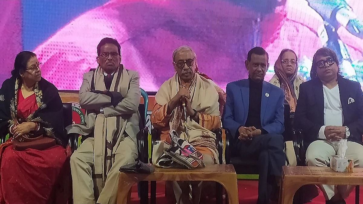 বিজয় মেলার মঞ্চে শাহরিয়ার কবির ও অন্যান্য অতিথিরা।