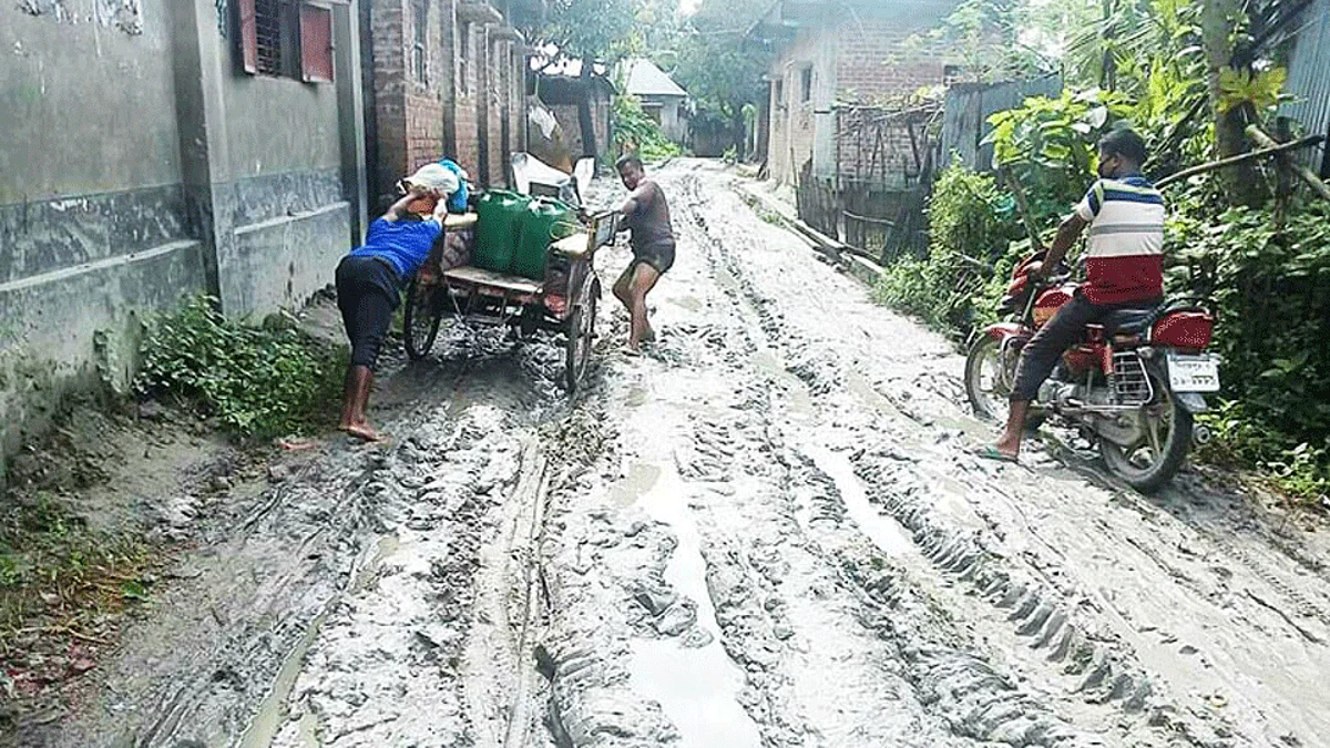 চলাচলের অনুপযোগী হয়ে পড়েছে কাঁচা রাস্তাগুলো।
