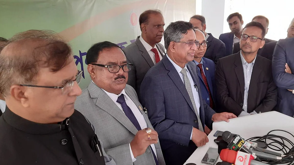 সাংবাদিকদের সঙ্গে কথা বলেন খাদ্যমন্ত্রী।