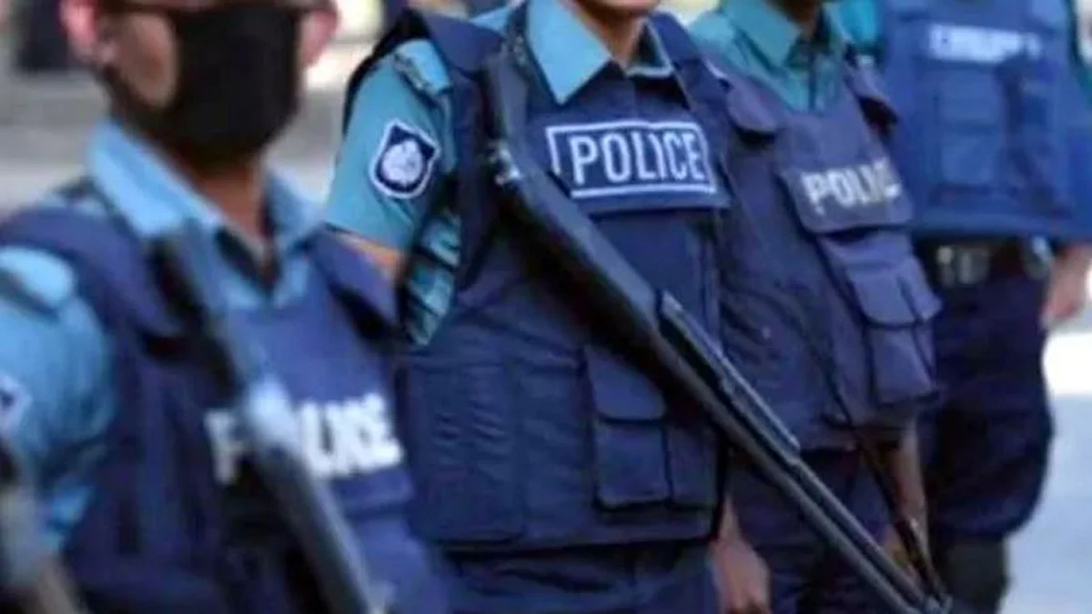 ‘মাদক কারবারি’ ধরতে গিয়ে অবরুদ্ধ পুলিশ