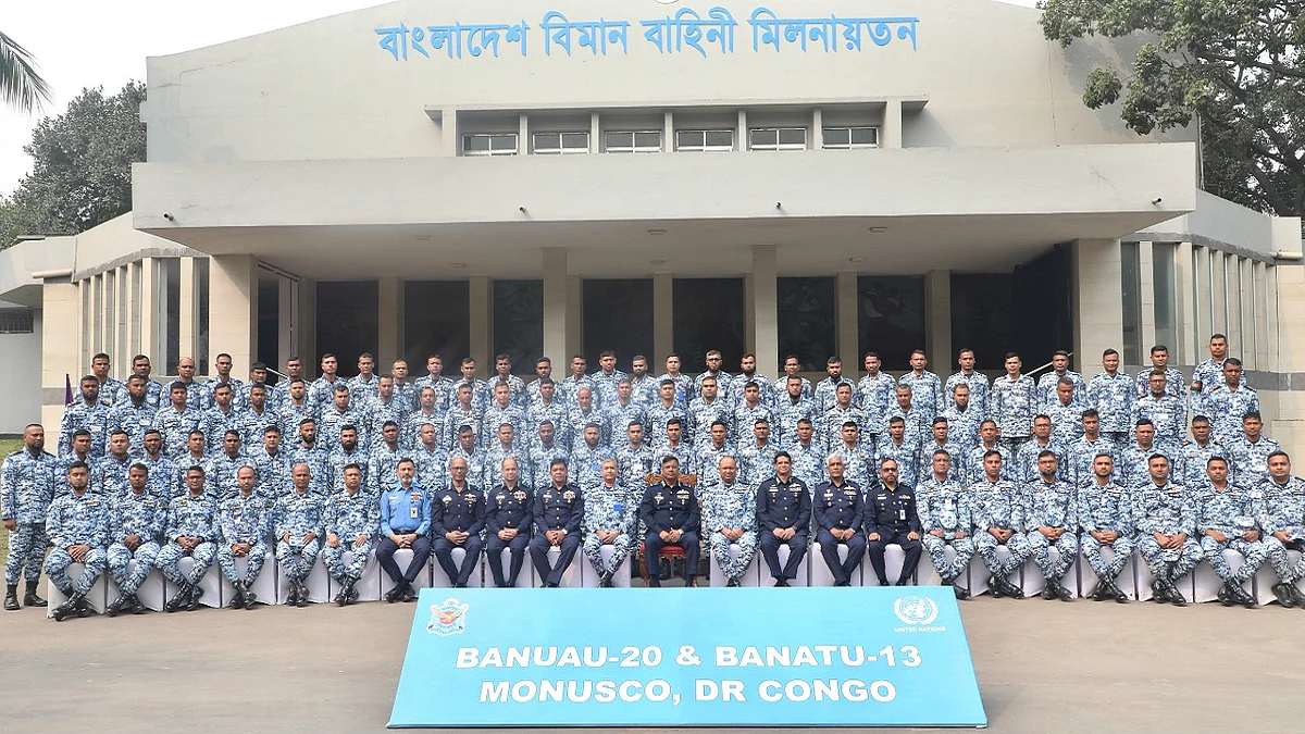 কঙ্গোগামী কন্টিনজেন্টের সদস্যদের সঙ্গে বিমান বাহিনী প্রধান