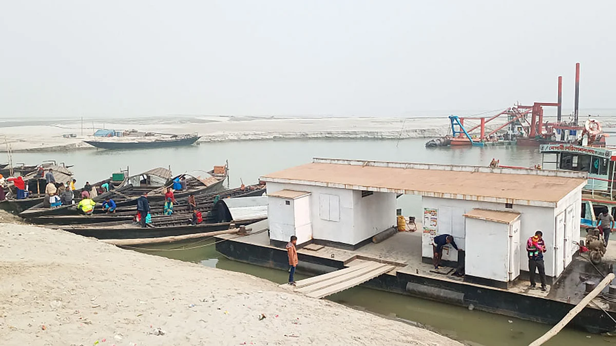 গাইবান্ধার ফুলছড়ি উপজেলার বালাশীঘাটে বেকার পড়ে আছে টার্মিনাল।