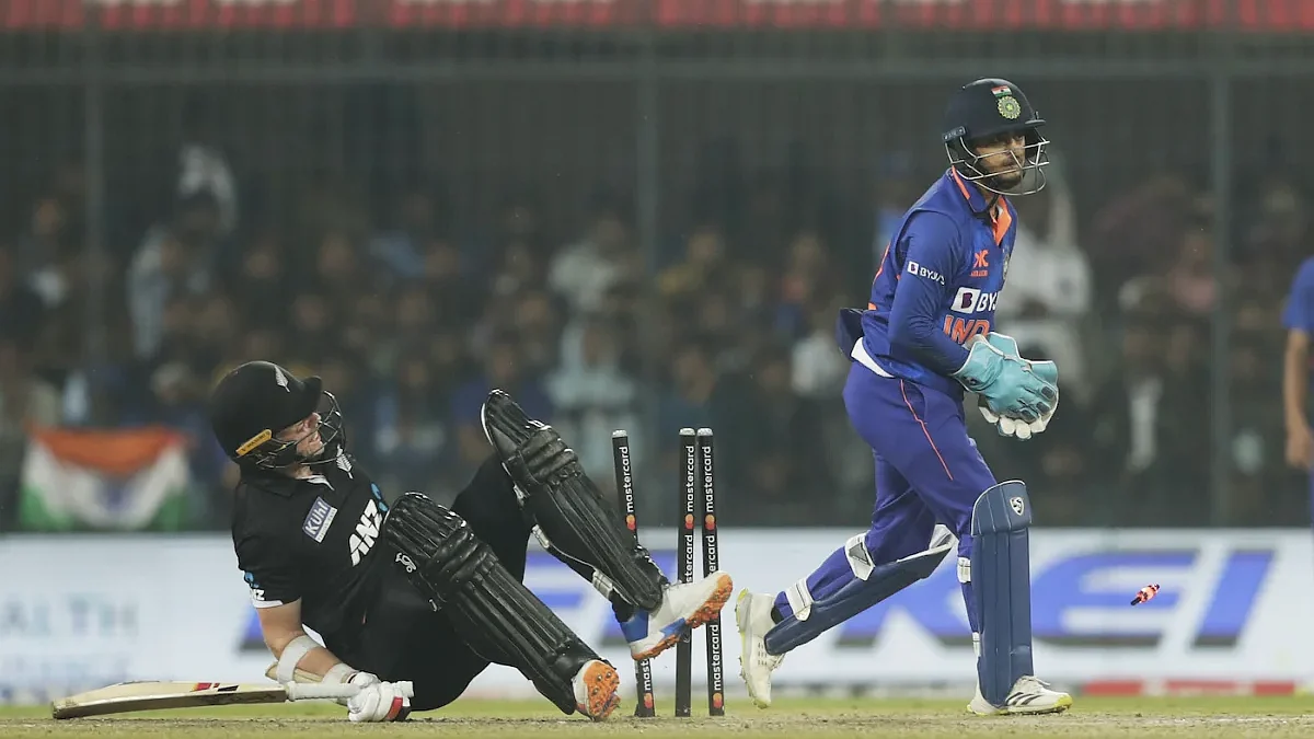 ব্রেসওয়েলকে স্টাম্পিং করার পর ভারতের ইশান কিষান (ডানে)