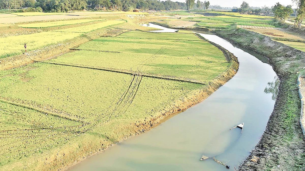 বগুড়ার শাজাহানপুরের বুড়ির ভিটা খালের অস্তিত্বও টিকিয়ে রাখা যাচ্ছে না।