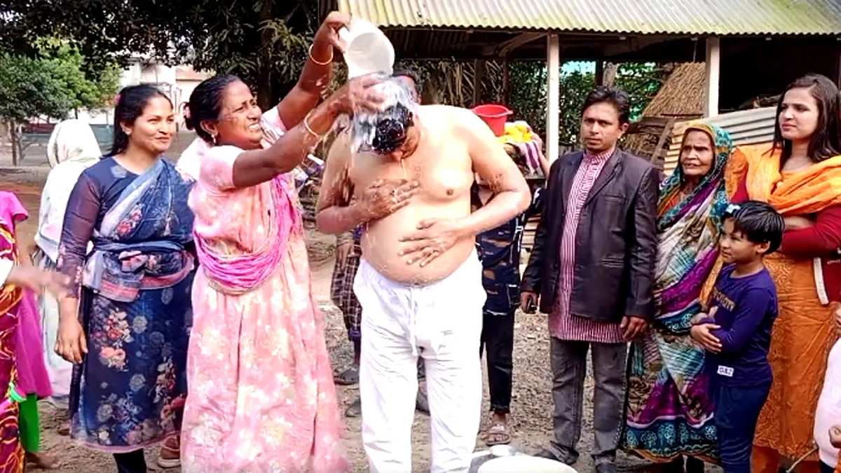 ঘাটাইল উপজেলার সাগরদিঘী ইউনিয়ন পরিষদের চেয়ারম্যান হেকমত সিকদার দুধ দিয়ে গোসল করেছেন।