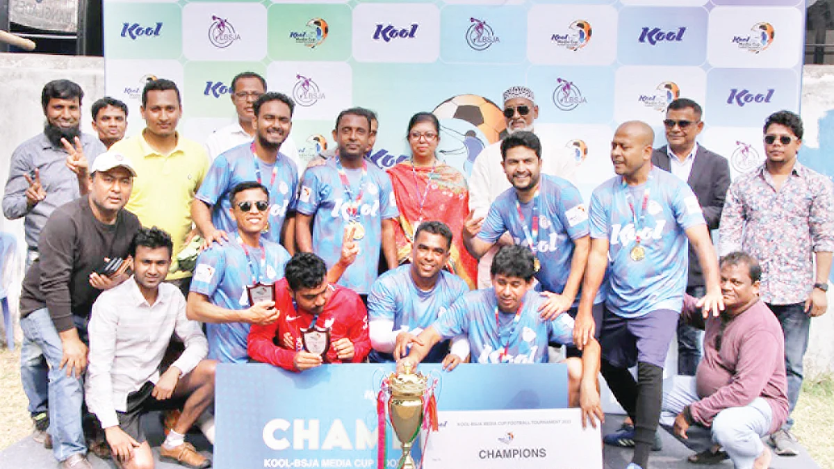 কুল-বিএসজেএ মিডিয়া কাপ ফুটবলে চ্যাম্পিয়ন বৈশাখী টিভি দলের সঙ্গে অতিথিরা
