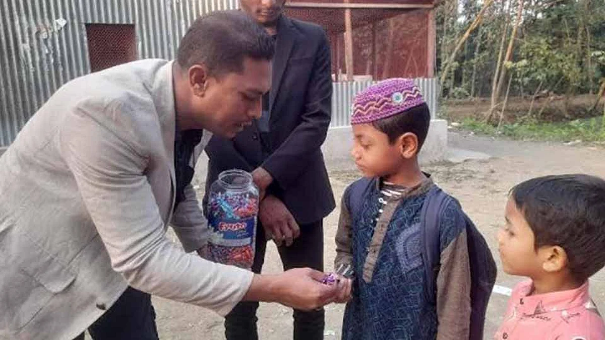 দাউদকান্দির আল-আকসা মসজিদ কমিটির পক্ষ থেকে নামাজ পড়তে আসা শিশুদের হাতে চকোলেট দেওয়া হচ্ছে।