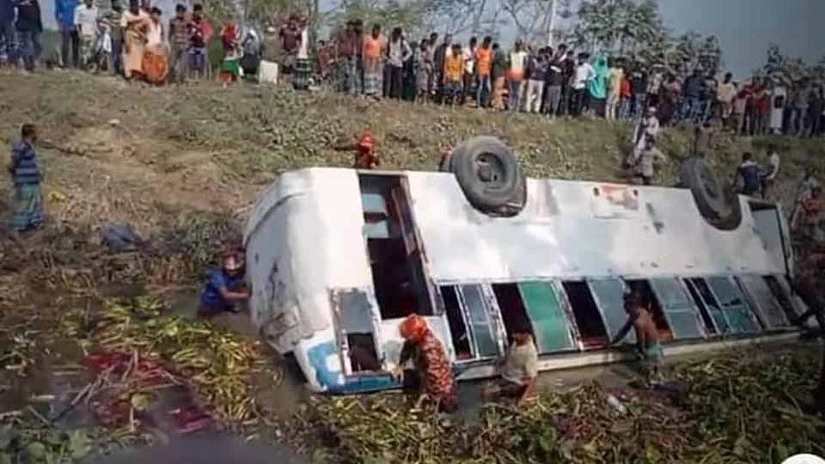 ভোলার দৌলতখান উপজেলায় নিয়ন্ত্রণ হারিয়ে খাদে পড়া বাস।
