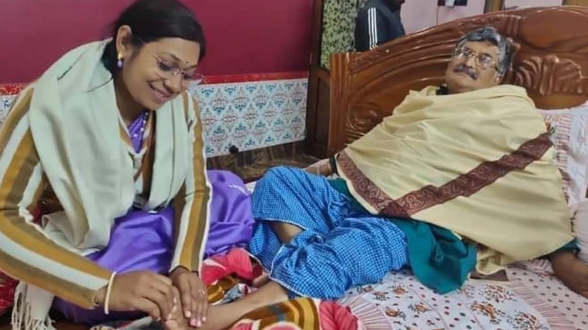 পা টিপে দেওয়ার ভাইরাল ছবি।
