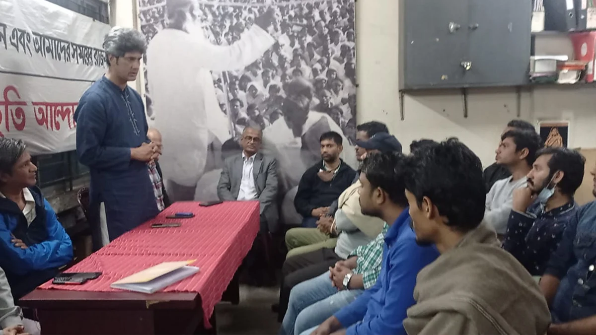 মঙ্গলবার সন্ধ্যায় রাজধানীর হাতিরপুলে এক সভায় কথা বলছেন গণসংহতি আন্দোলনের প্রধান সমন্বয়কারী জোনায়েদ সাকি।