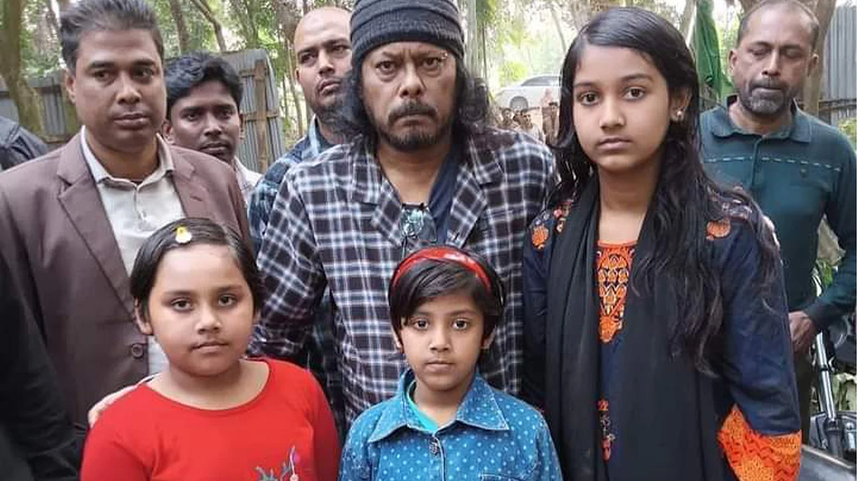 প্রয়াত গীতিকার বিশু শিকদারের দুই কন্যাসন্তানের সঙ্গে জেমস।