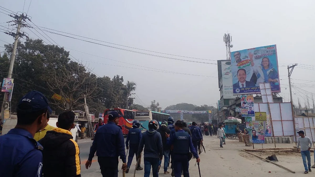 জনসভাকে কেন্দ্র করে রাজশাহীতে দুই গ্রুপের মধ্যে ধাওয়া-পাল্টাধাওয়া।