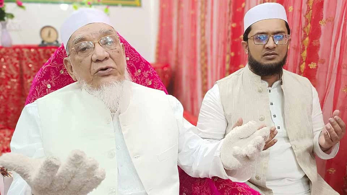 বাঁ দিক থেকে মাওলানা শাহসুফি সৈয়দ এমদাদুল হক মাইজভাণ্ডারি ও সৈয়দ ইরফানুল হক মাইজভাণ্ডারি।