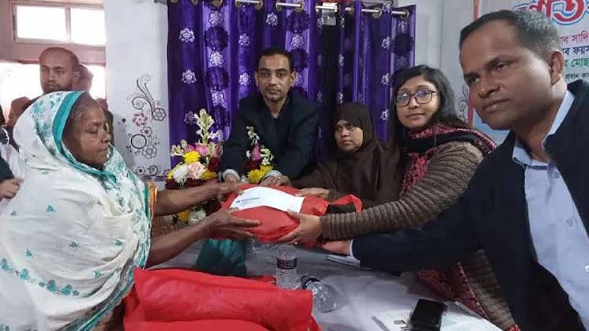 ঝিনাইদহে শেল্টার সমাজ কল্যাণ সংস্থার পক্ষ থেকে শীতবস্ত্র বিতরণ।
