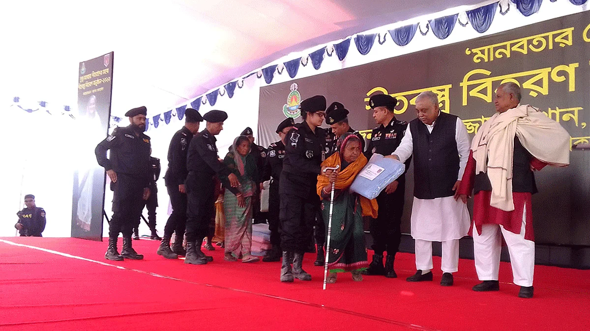 হাতীবান্ধায় কম্বল বিতরণ করছেন স্বরাষ্ট্রমন্ত্রী আসাদুজ্জামান খান।