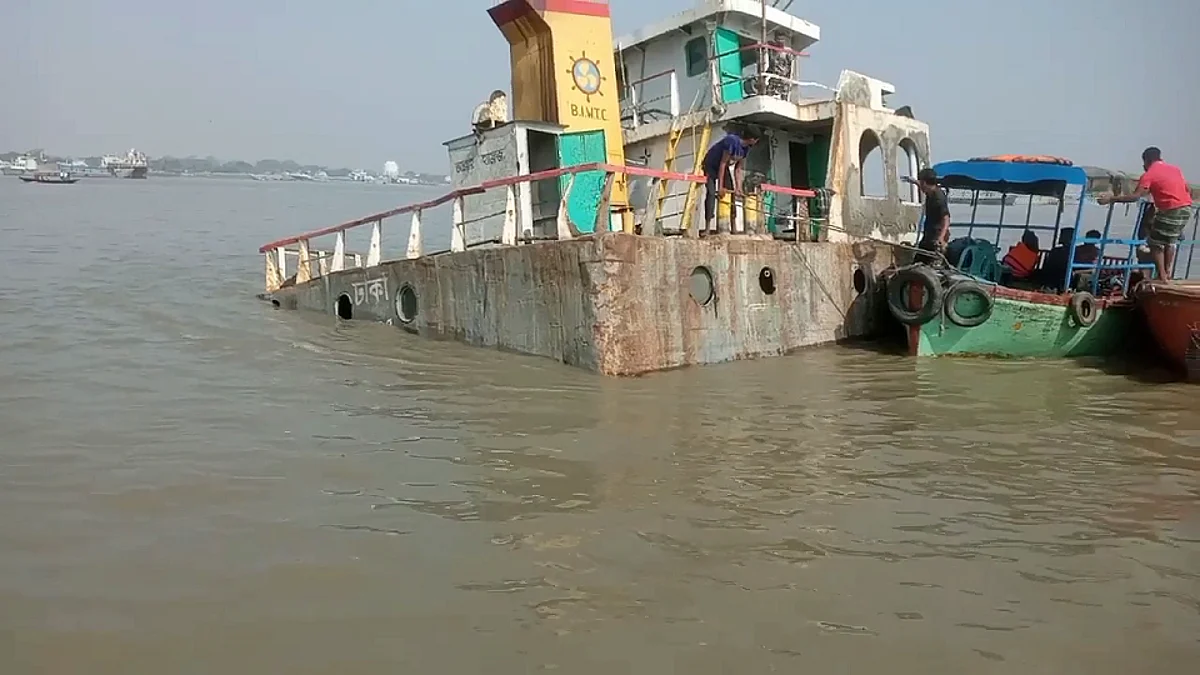 মোংলায় সার বোঝাই লাইটার জাহাজডুবি, উদ্ধার ৮