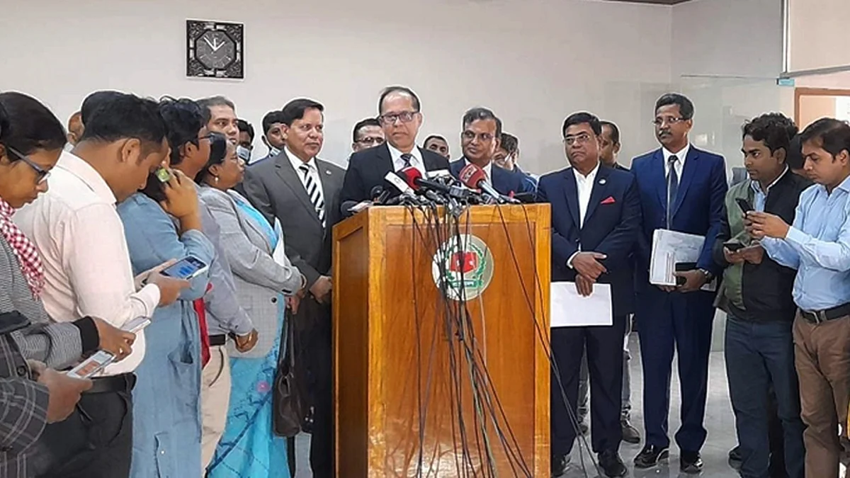 ব্রিফ করছেন প্রধান নির্বাচন কমিশনার কাজী হাবিবুল আউয়াল।