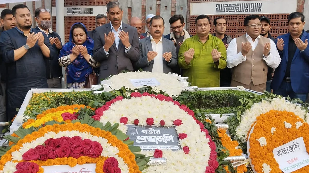 আরাফাত রহমান কোকোর মৃত্যুবার্ষিকীতে তার কবরে ফুল দিয়ে শ্রদ্ধা নিবেদন করেছেন বিএনপির মিডিয়া সেলের সদস্যরা।