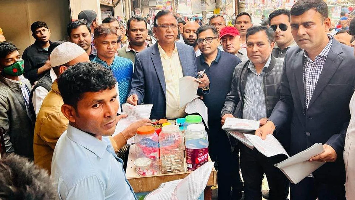 ঢাকার সমাবেশ সফলে নয়াপল্টনে বিএনপির লিফলেট বিতরণ।