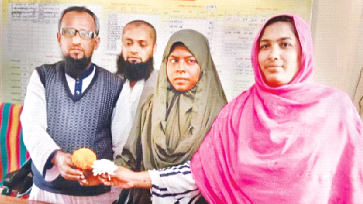 মঙ্গলবার বিহার কলেজপাড়া সরকারি প্রাথমিক বিদ্যালয়ে শিক্ষকরা ফুল দিয়ে বরণ করে নেন মিফতাহুল জান্নাতকে।