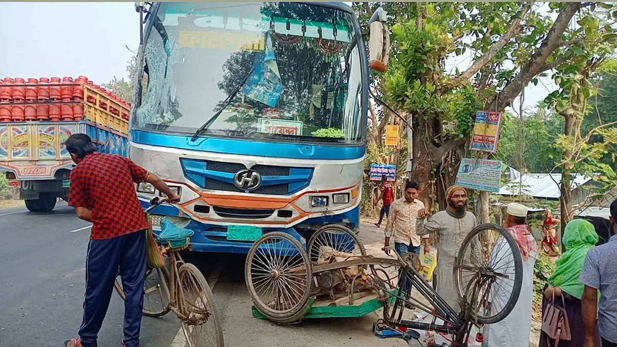 বাগেরহাটের মোল্লাহাটে যাত্রীবাহী বাস-ভ্যানের ত্রিমুখী সংঘর্ষ।