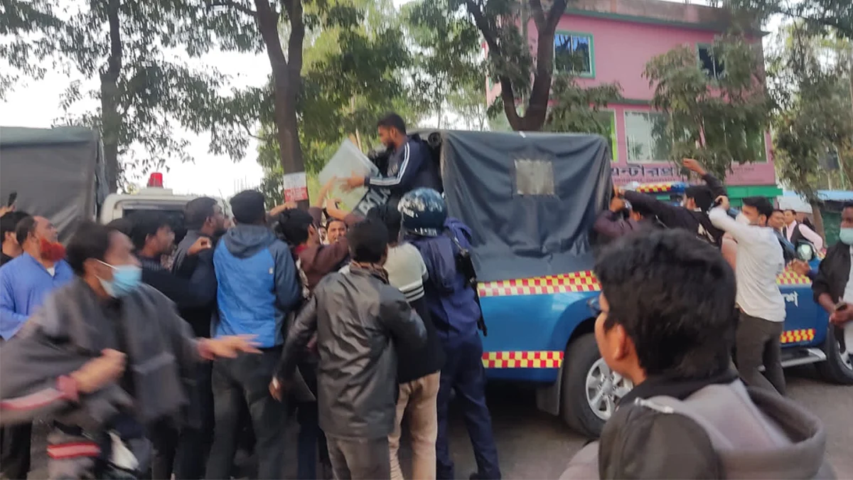 সোমবার পুলিশের গাড়ি থামিয়ে এক শিক্ষকপ্রার্থীকে মারধরের অভিযোগ উঠেছে চবি ছাত্রলীগের বিরুদ্ধে।