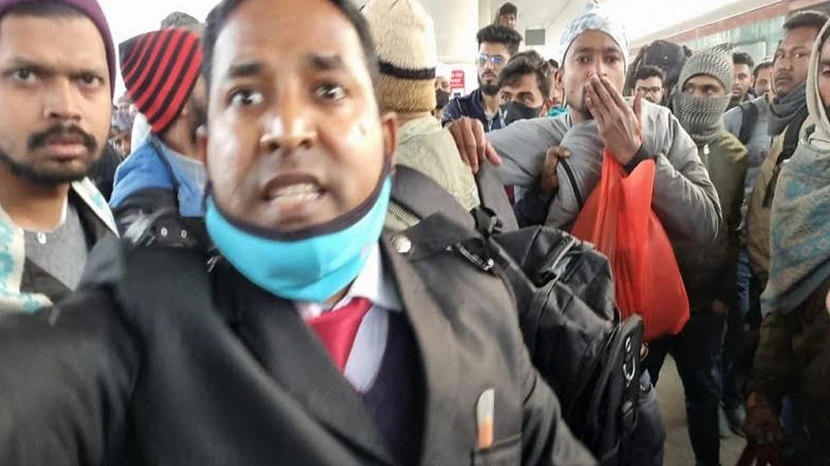 মঙ্গলবার রাজশাহী রেলস্টেশনে শিমুল ইমলামকে (ব্যাগ হাতে) পিটিয়ে রক্তাক্ত জখম করা হয়।