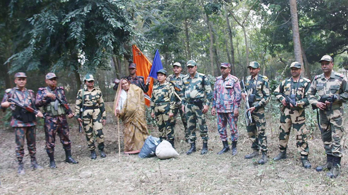 বিজিবি সদস্যদের সঙ্গে বৃদ্ধ জমিলা।