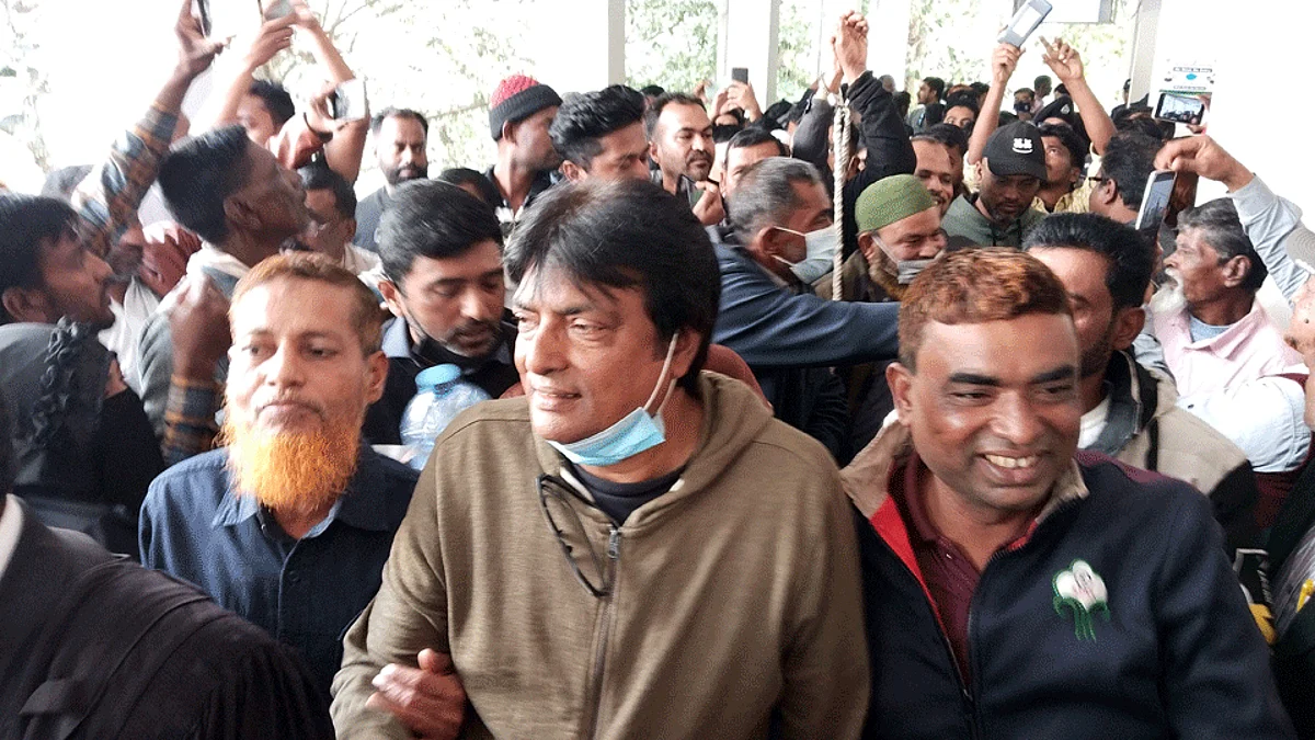 আদালত থেকে কারাগারে নেওয়া হচ্ছে বিএনপির নেতাকর্মীদের।