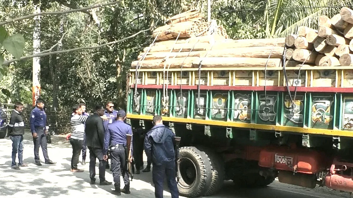 রাঙামাটি থেকে ঢাকায় যাওয়ার পথে গাছ বোঝাই ট্রাকে অতর্কিত সন্ত্রাসীদের গুলিবর্ষণ।