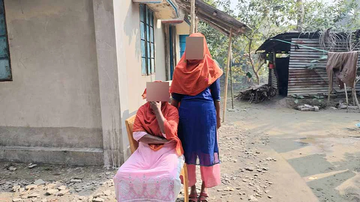 মায়ের পাশে দাঁড়িয়ে ভুক্তভোগী ছাত্রী।